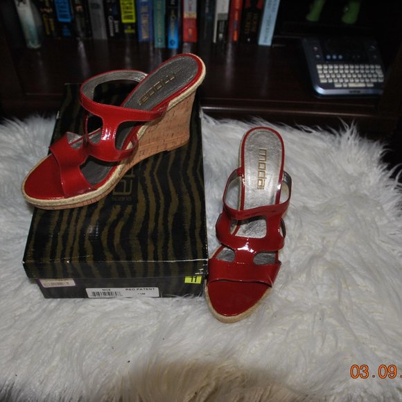 Moda Red Wedges - Picture 2 of 5